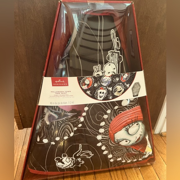 Disney Hallmark keepsake: Tim Burton’s The Nightmare Before X-mas Tree Skirt - Picture 1 of 4